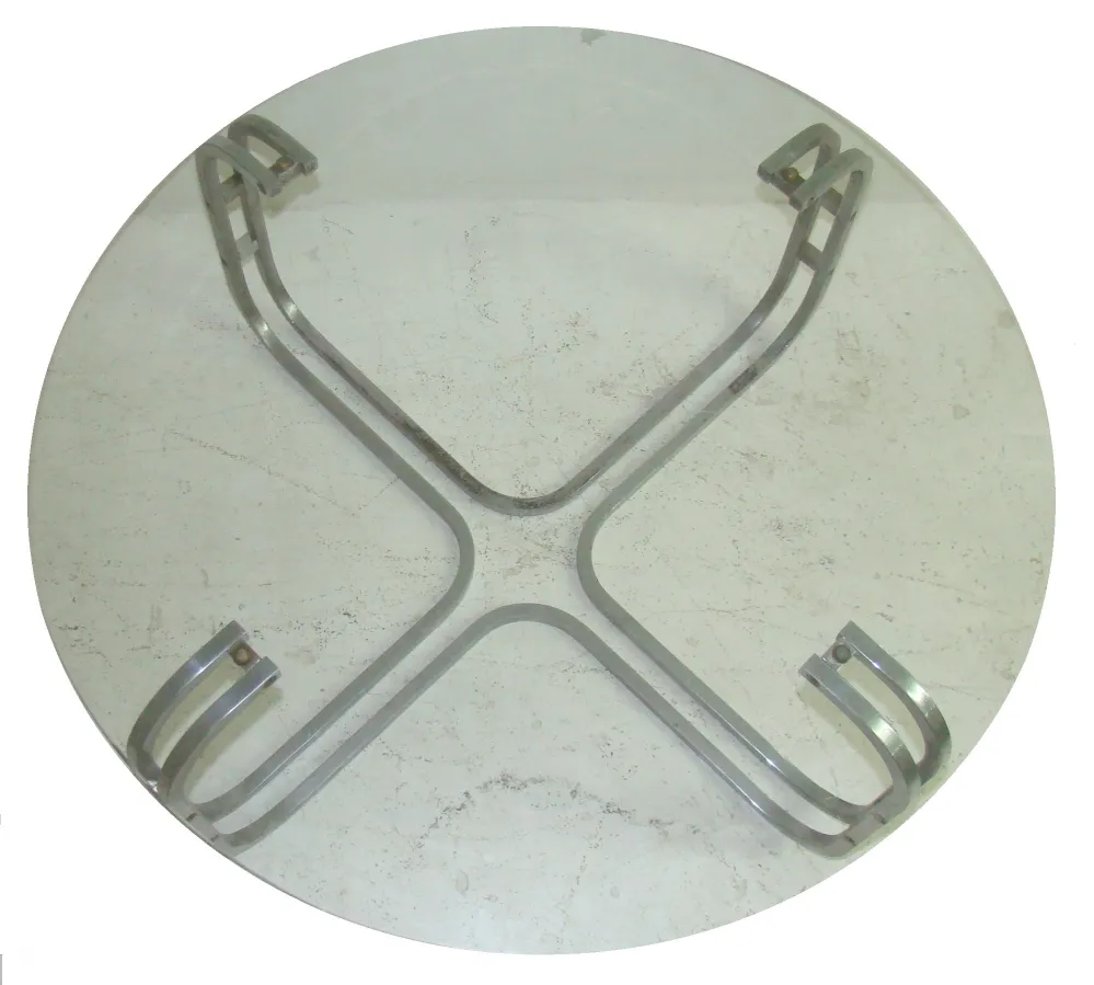 طاولة قهوة قديمة مع قاعدة زخرفية وشكل دائري