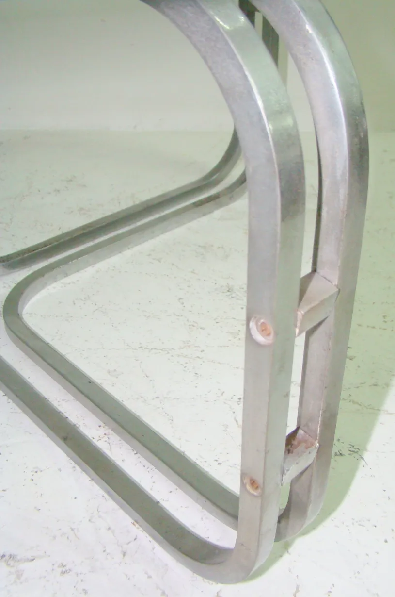 아르데코 스타일의 고급 커피 테이블, 독특한 구조와 환경의 우아함