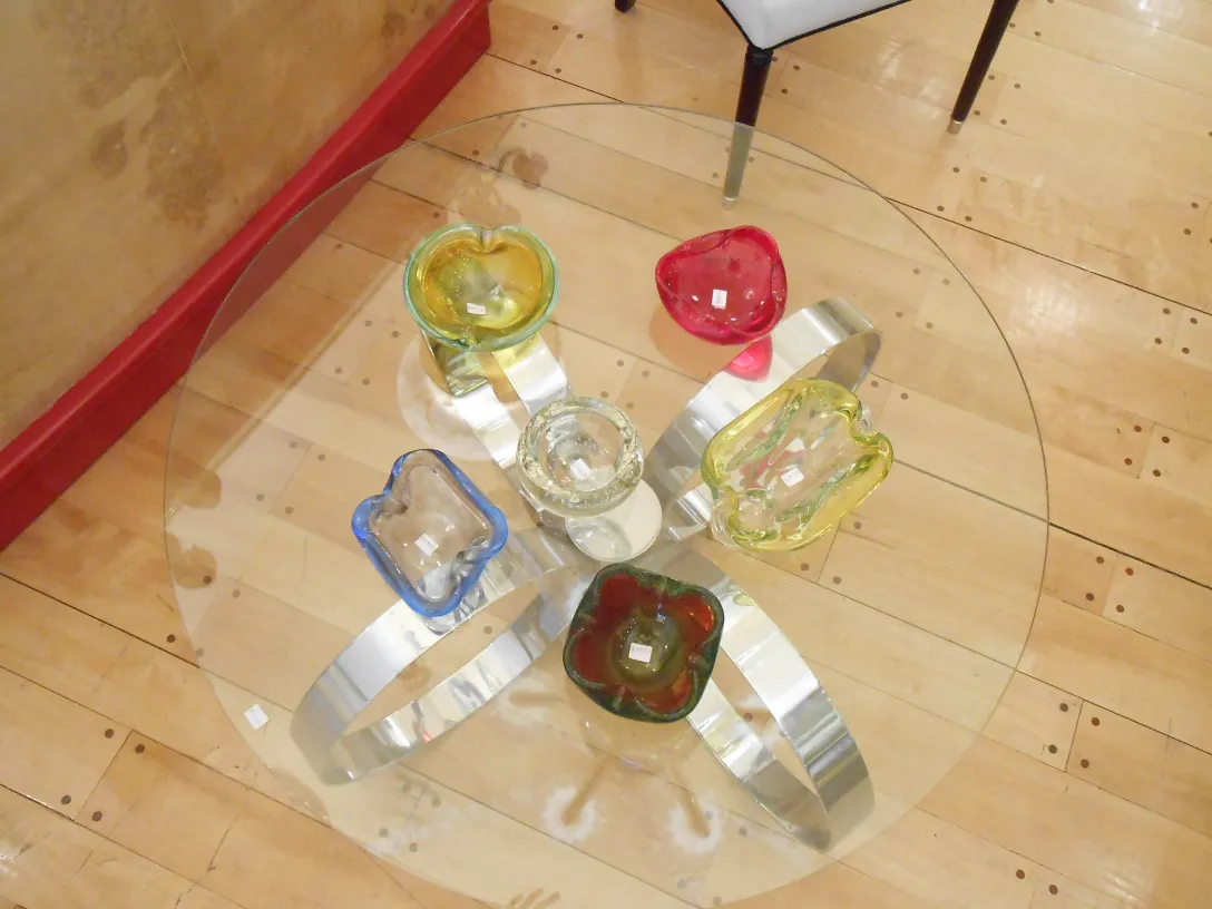 طاولة قهوة قديمة آرت ديكو مع قطع زينة ملونة