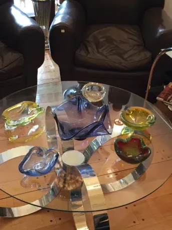 mesa de centro antiga art deco com decorações de vidro