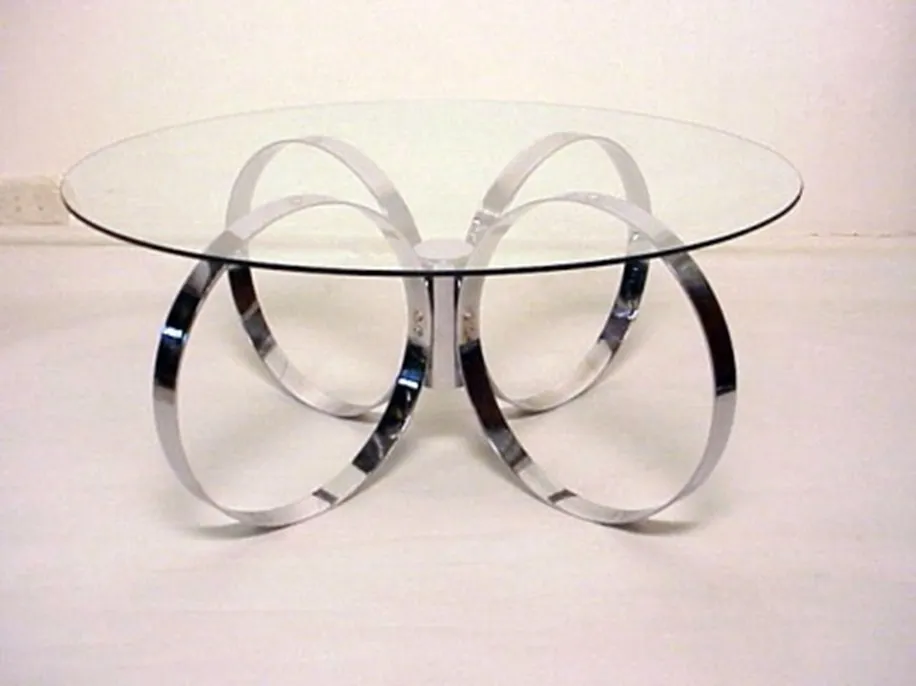 mesa de centro com design art deco, estrutura distinta, ambiente elegante