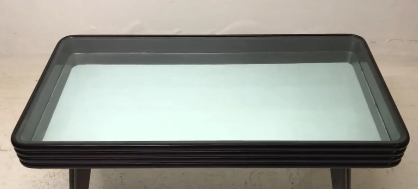 mesa ratona antigua con superficie de vidrio, elegante y funcional, ambiente sencillo