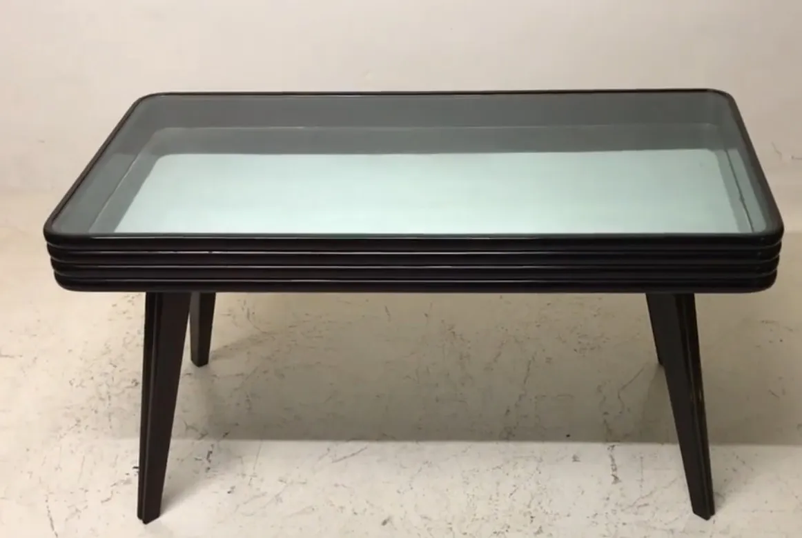 antiker Couchtisch mit eleganter Bauweise und schlanken Beinen