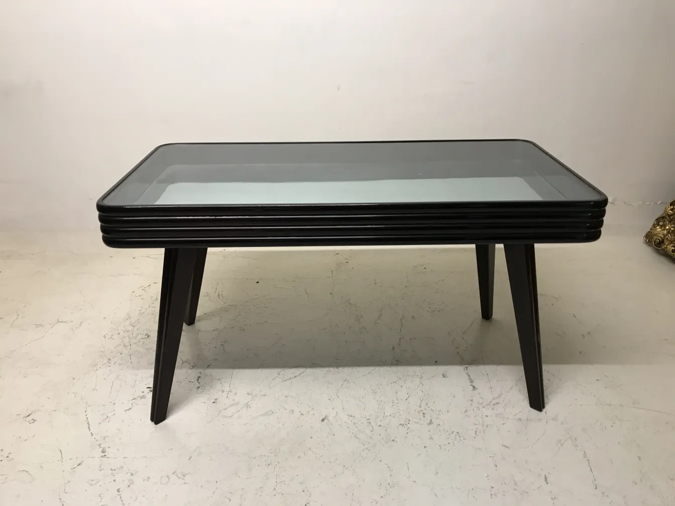 table basse ancienne avec des pattes élégantes