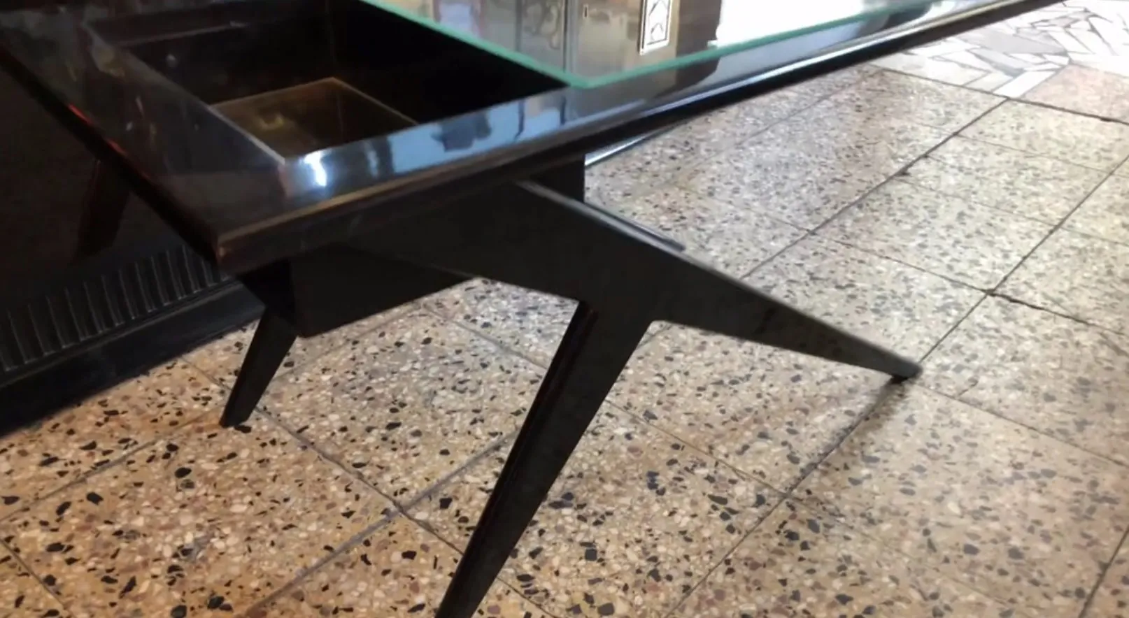 Mesa de centro antiga com design elegante em ambiente aconchegante