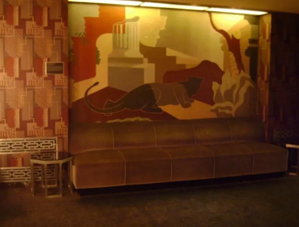 Table basse ancienne présentant un design élégant et une ambiance chaleureuse.