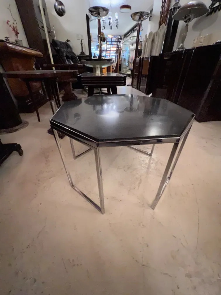 tavolino da caffè antico in un ambiente vintage con altri mobili