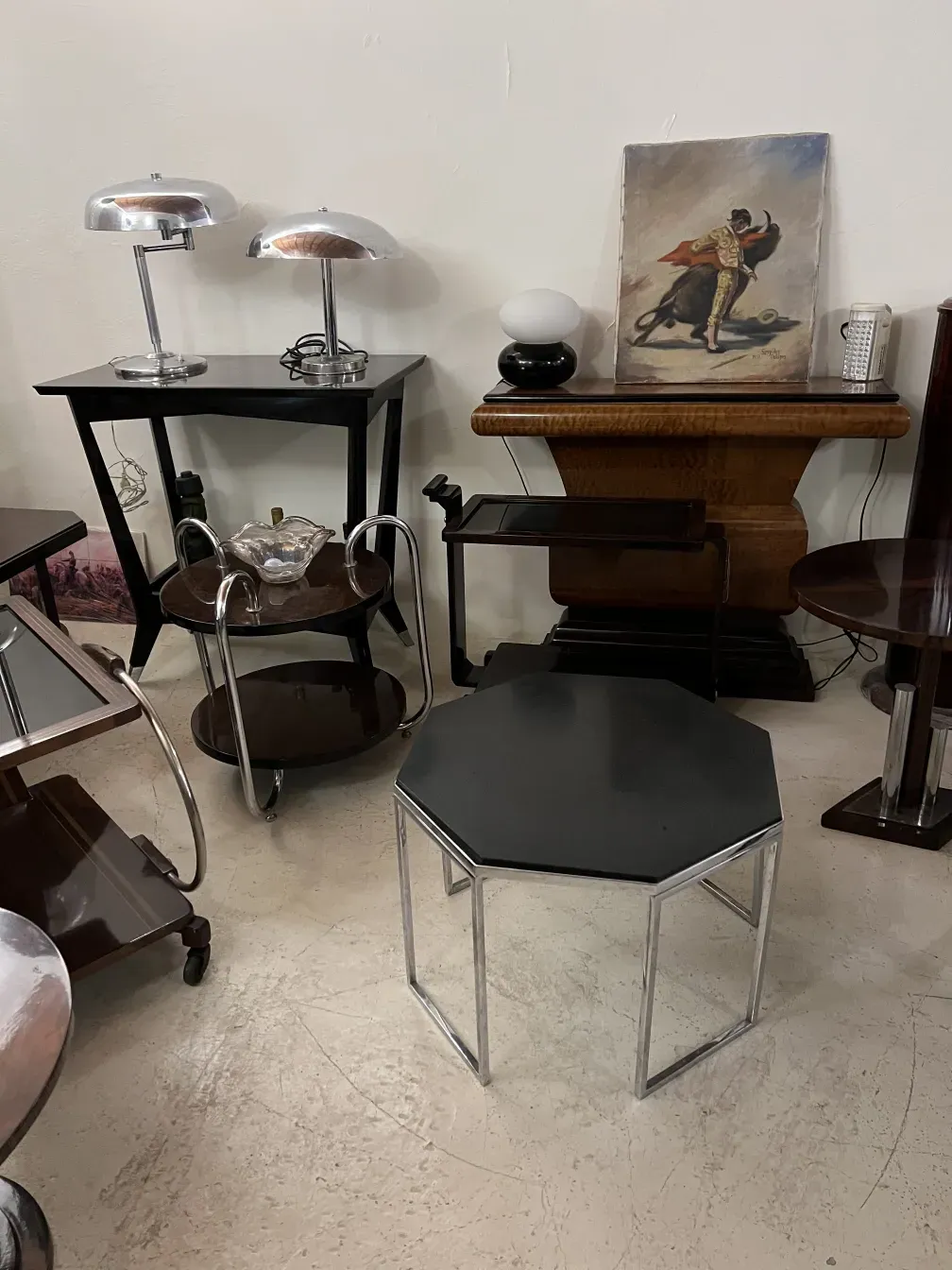 mesa ratona antigua con diseño moderno y formas elegantes, ambiente acogedor
