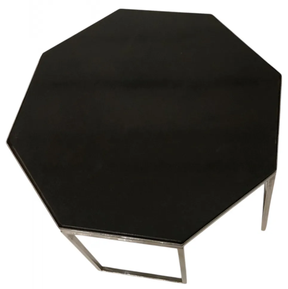 mesa de centro octogonal antiga com acabamento preto brilhante e design moderno, de donald deskey, em um ambiente aconchegante