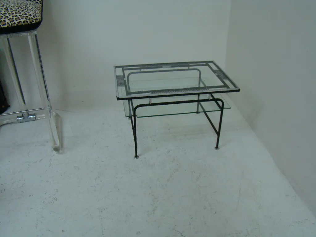 antiker Couchtisch, Glasoberfläche mit Metallrahmen, neutraler Hintergrund