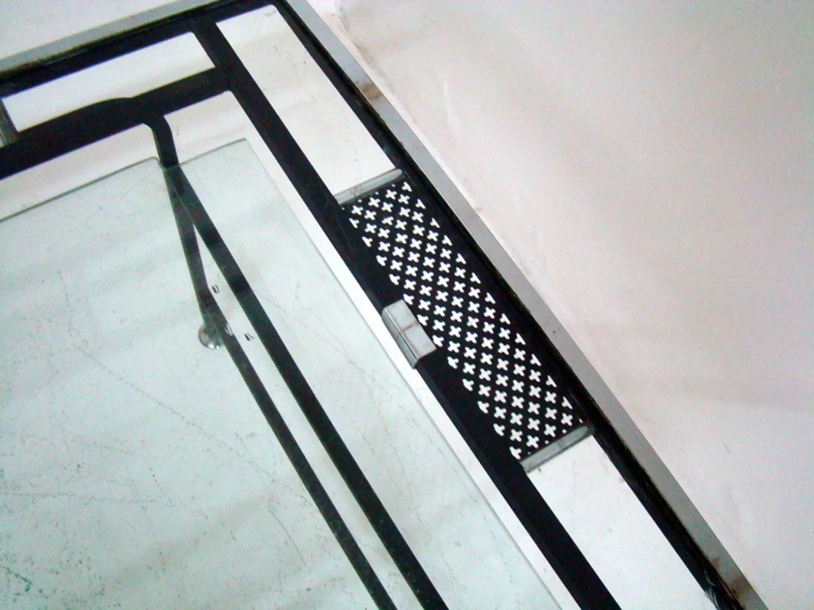 Mesa de centro antiga com design único, com detalhes artísticos em um ambiente acolhedor