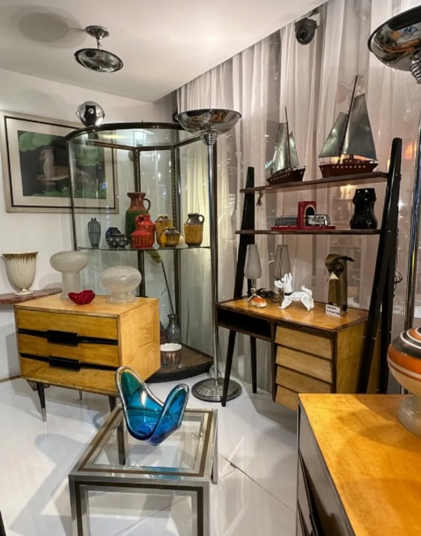 table basse ancienne giacomo sinopoli dans une pièce décorée