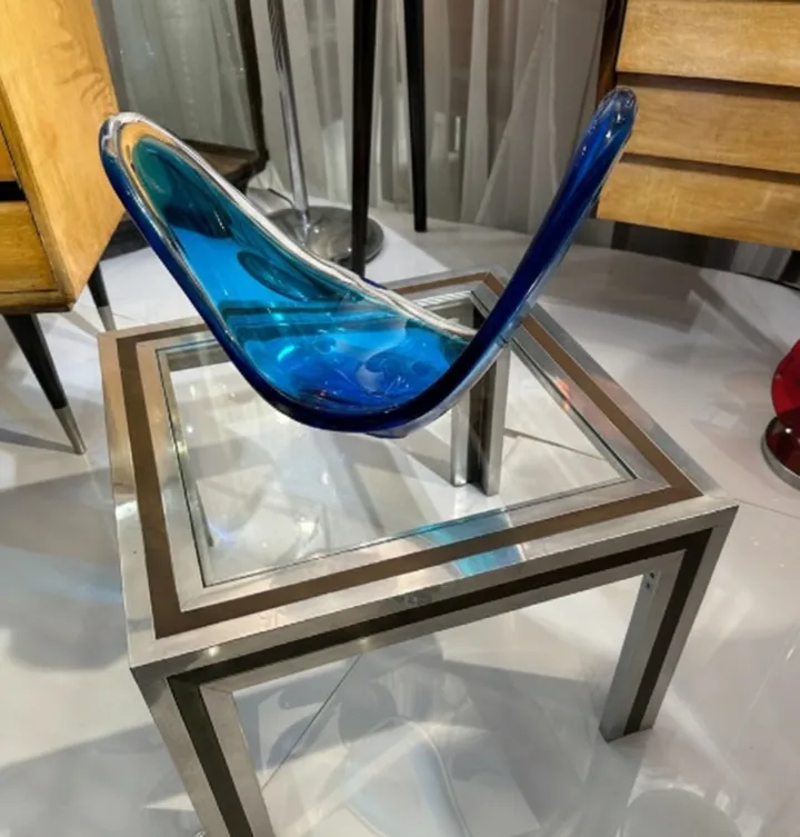 mesa de centro antiga com design elegante, cercada por itens decorativos