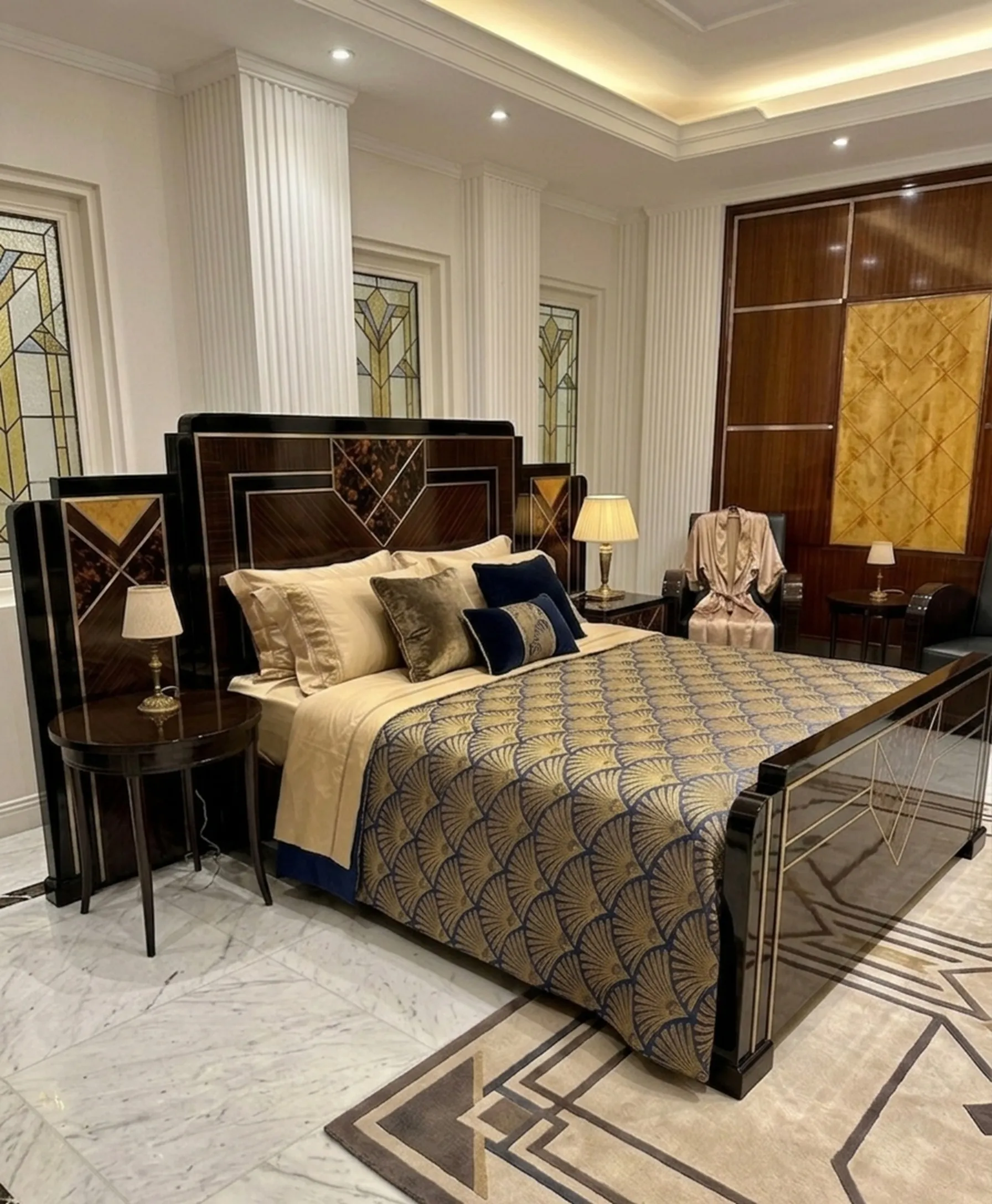 Antiker kleiner Tisch im Schlafzimmer mit eleganter Dekoration