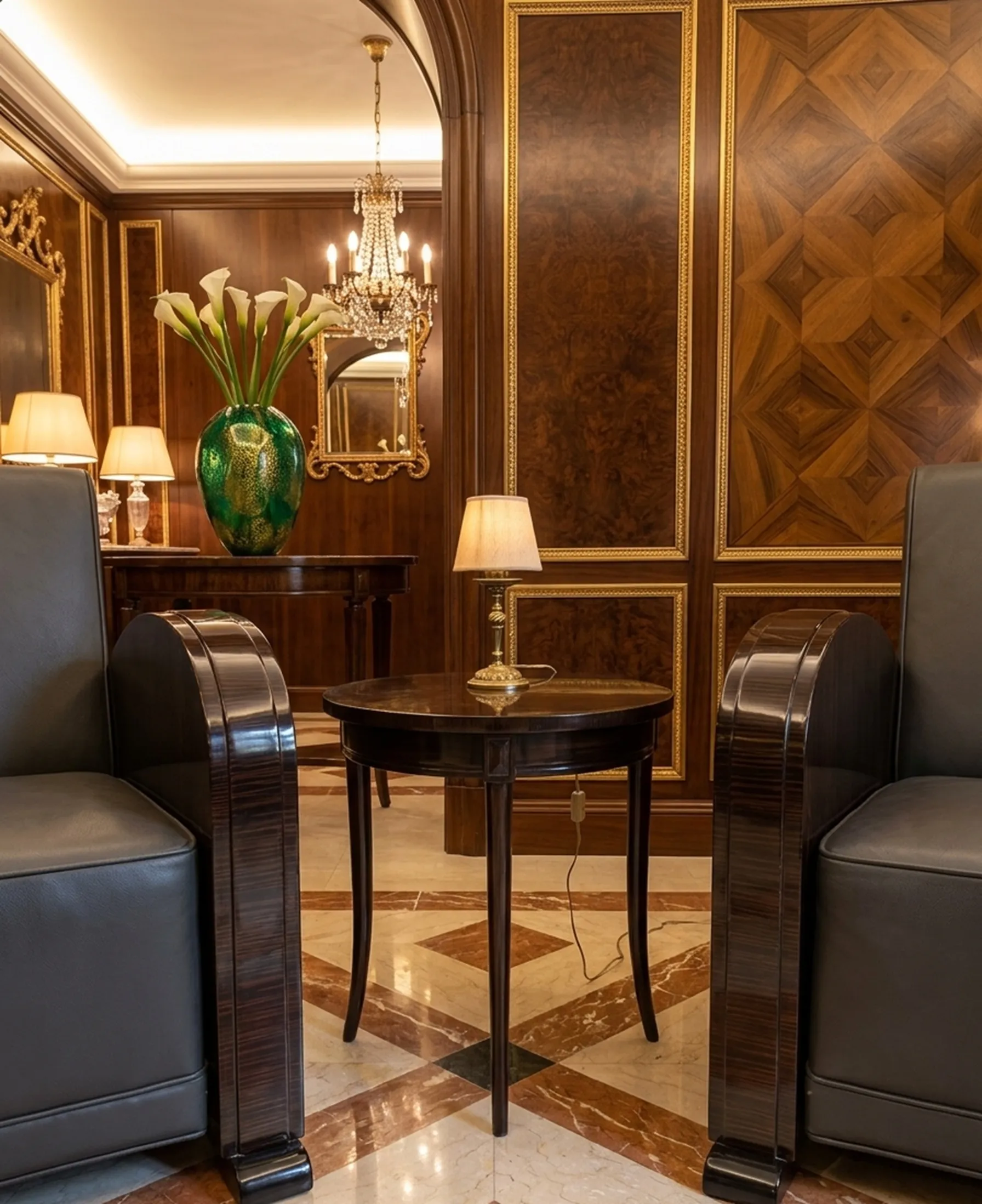 Mesinha antiga com lâmpada, ambiente elegante.