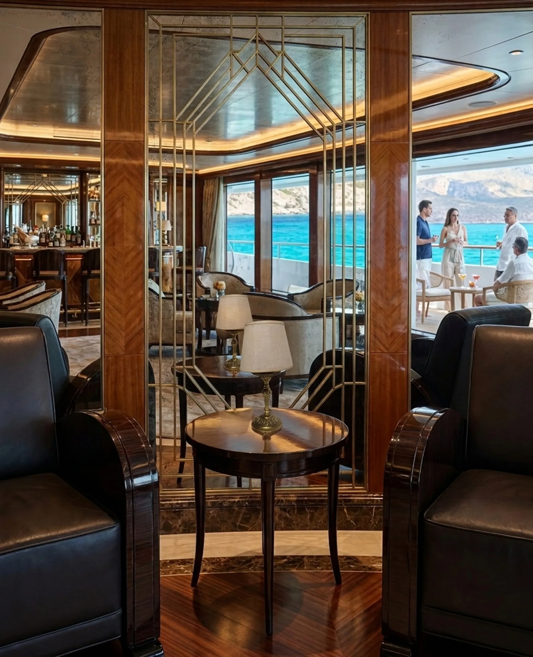 Deux fauteuils anciens de grand style dans un intérieur élégant