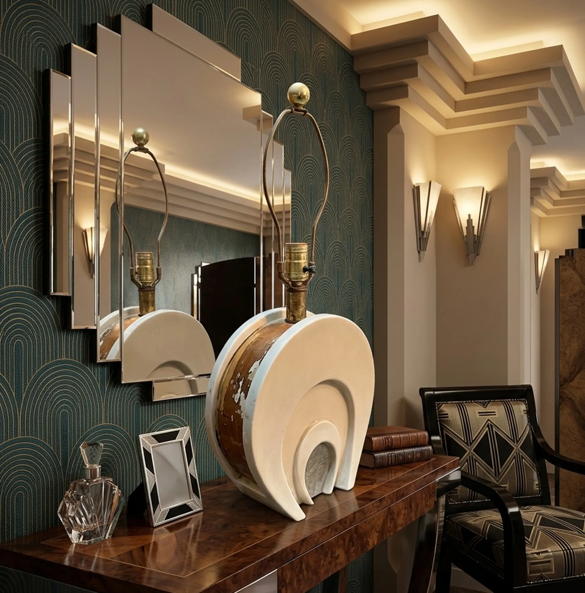 Lampada da tavolo antica con design elegante in un ambiente accogliente.