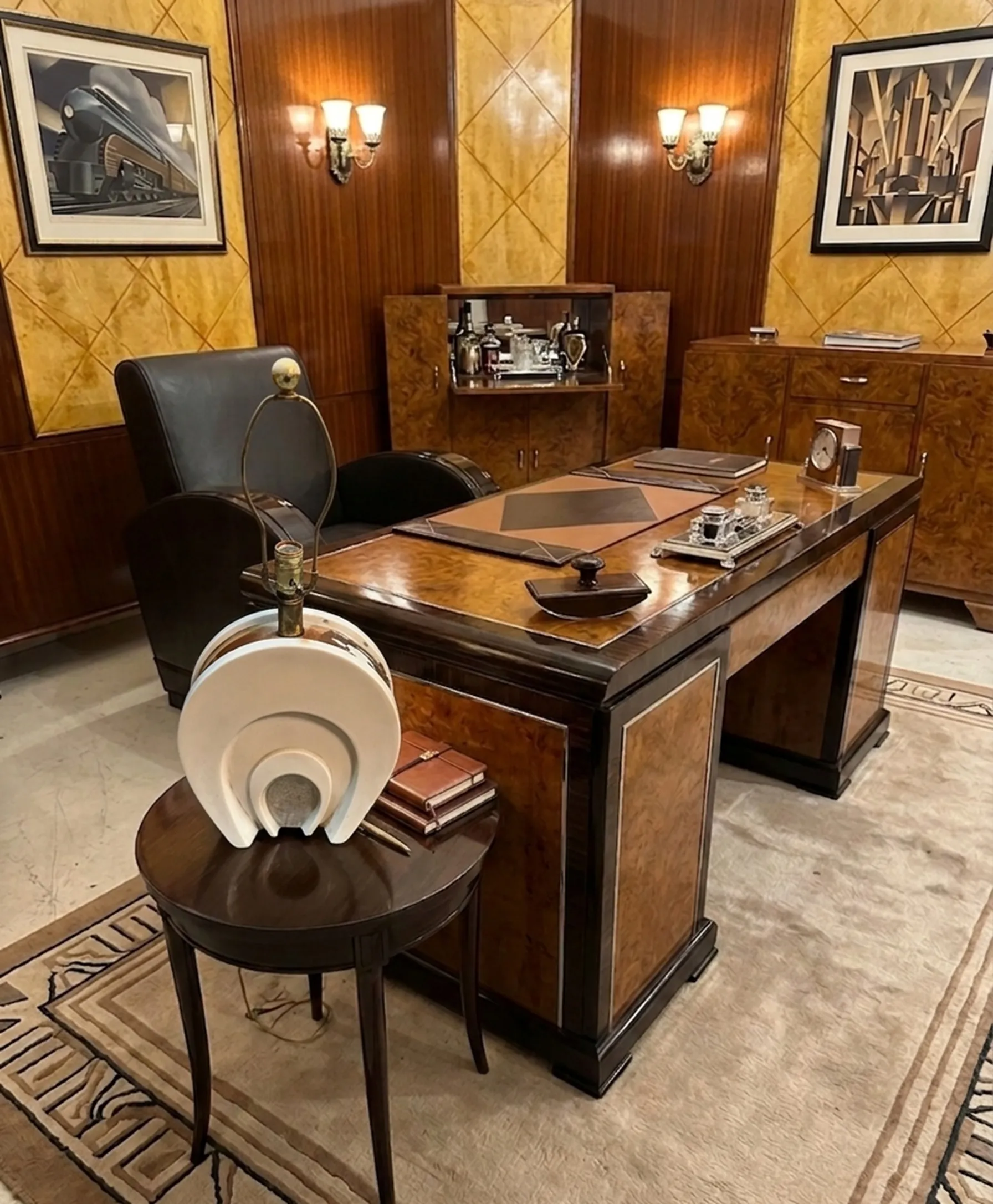 ancienne lampe de bureau avec base décorative dans un cadre élégant, style classique