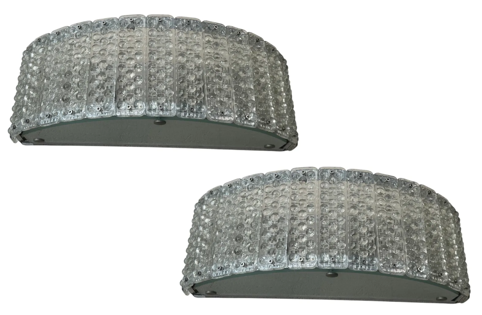 Conjunto de 4 apliques antiguos de forma curvada y textura.