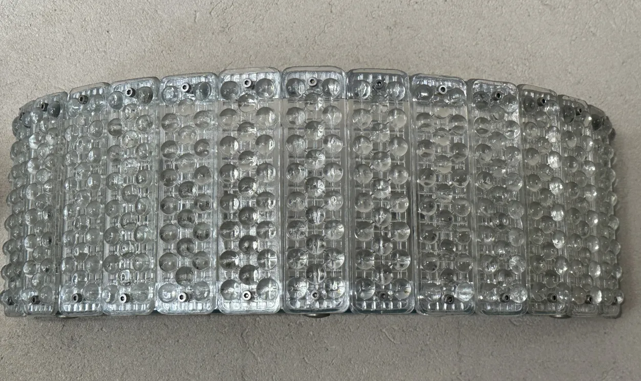 Quatre appliques anciennes avec un design des années 50, dans un environnement neutre.