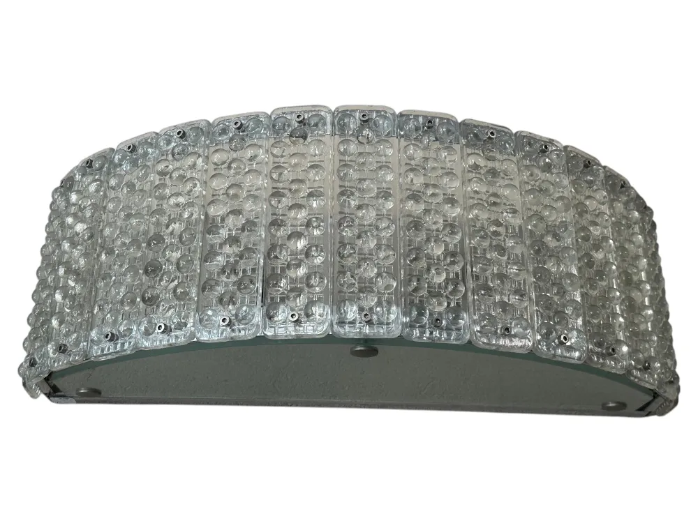 Quattro applique da parete antiche con design classico, atmosfera calda.