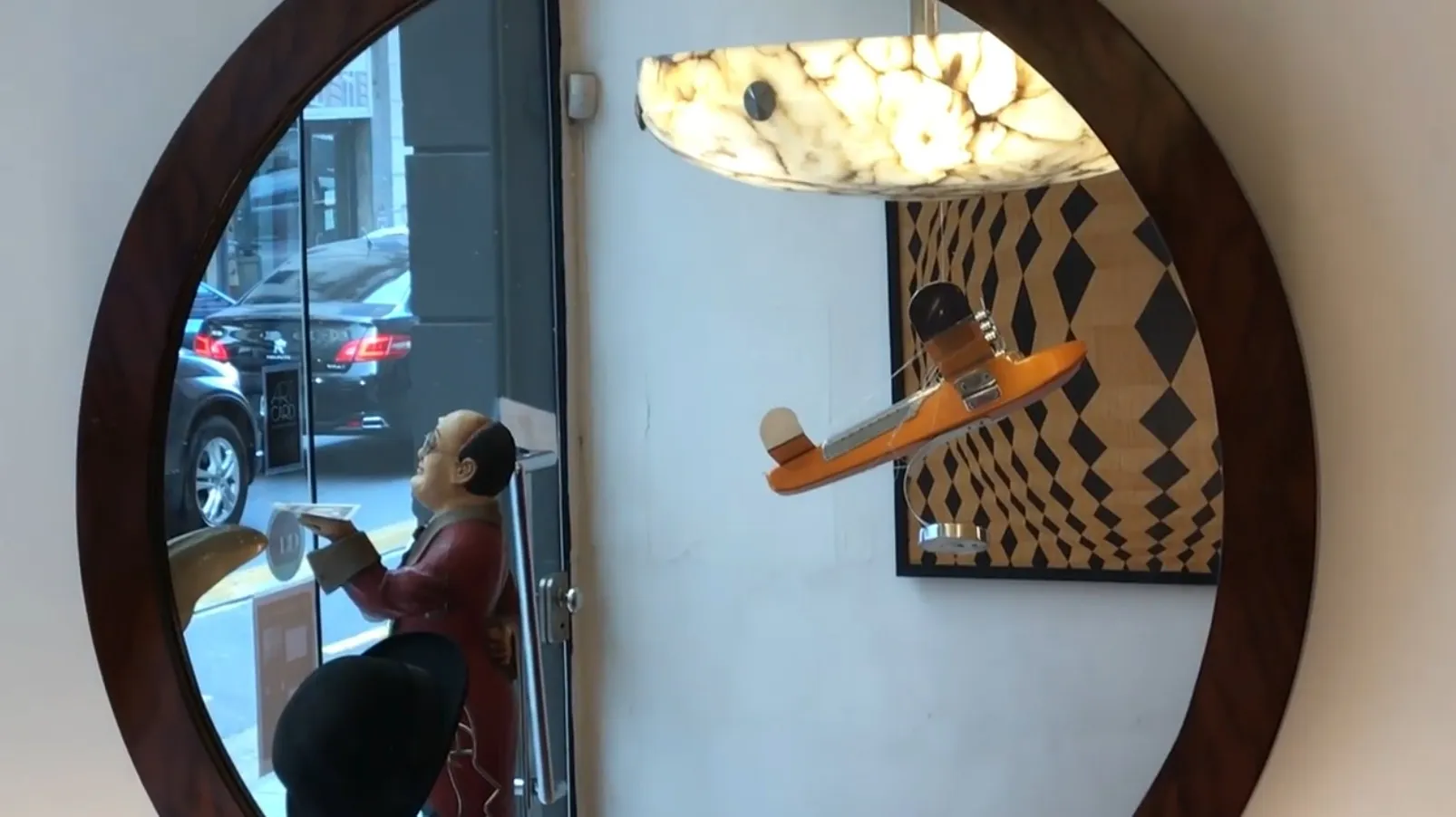 miroir ancien réfléchissant une scène urbaine