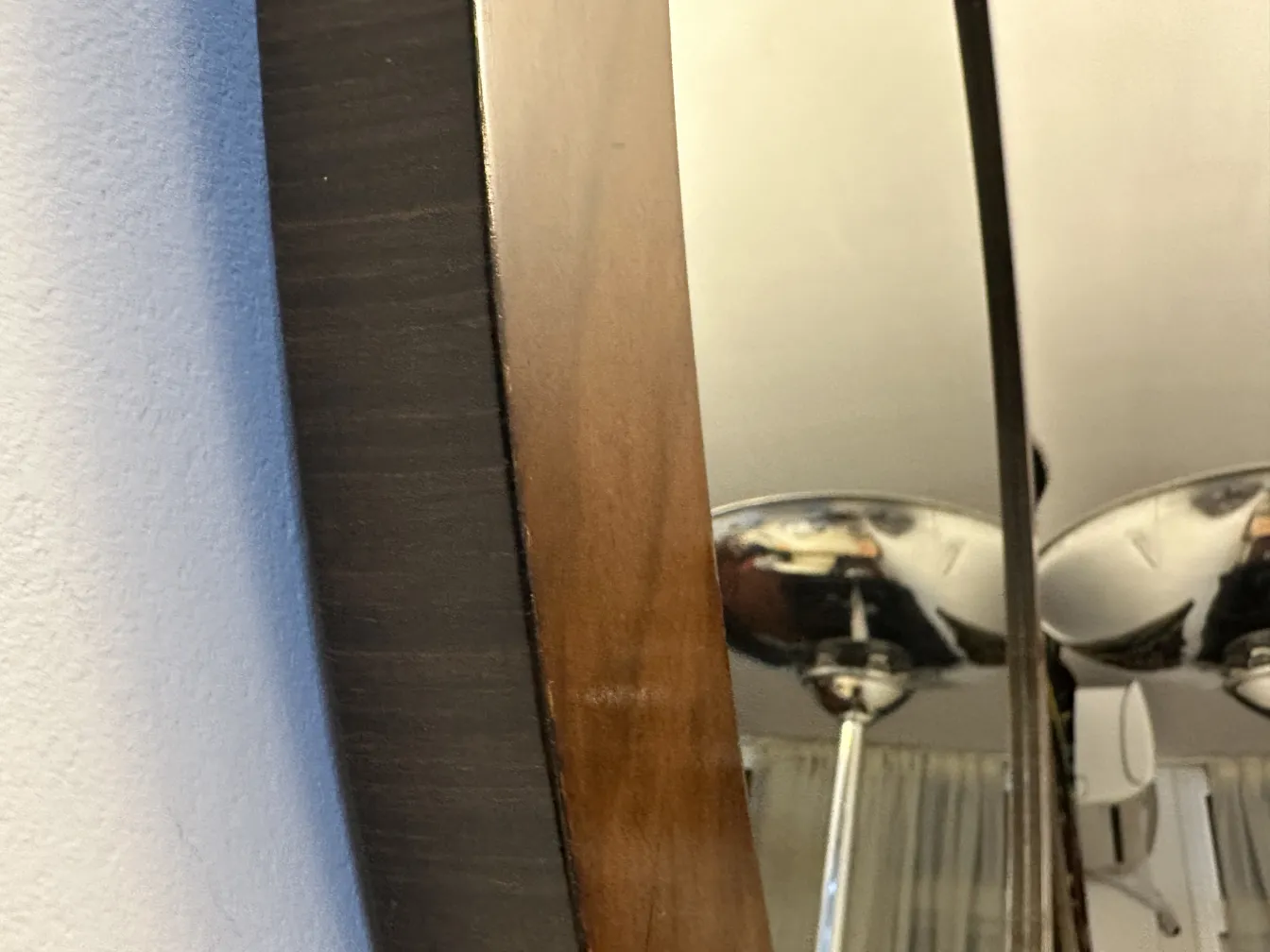 Espelho antigo decorativo com uma moldura curva elegante.