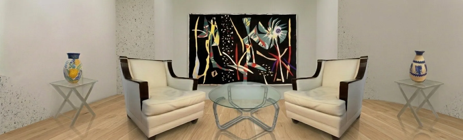 Dos mesitas antiguas en una sala decorada, con jarrones coloridos.