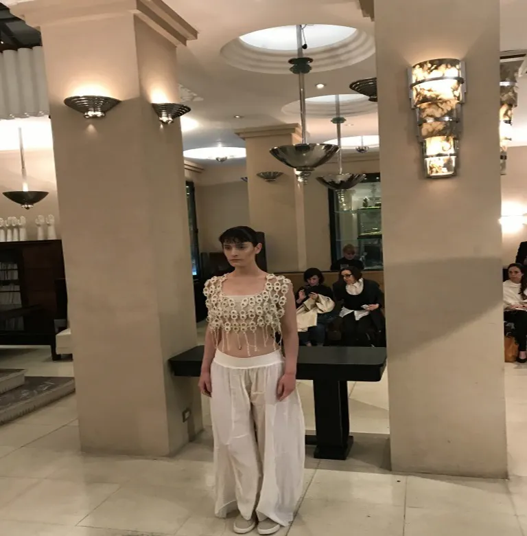 antiguo par de apliques iluminando un ambiente elegante