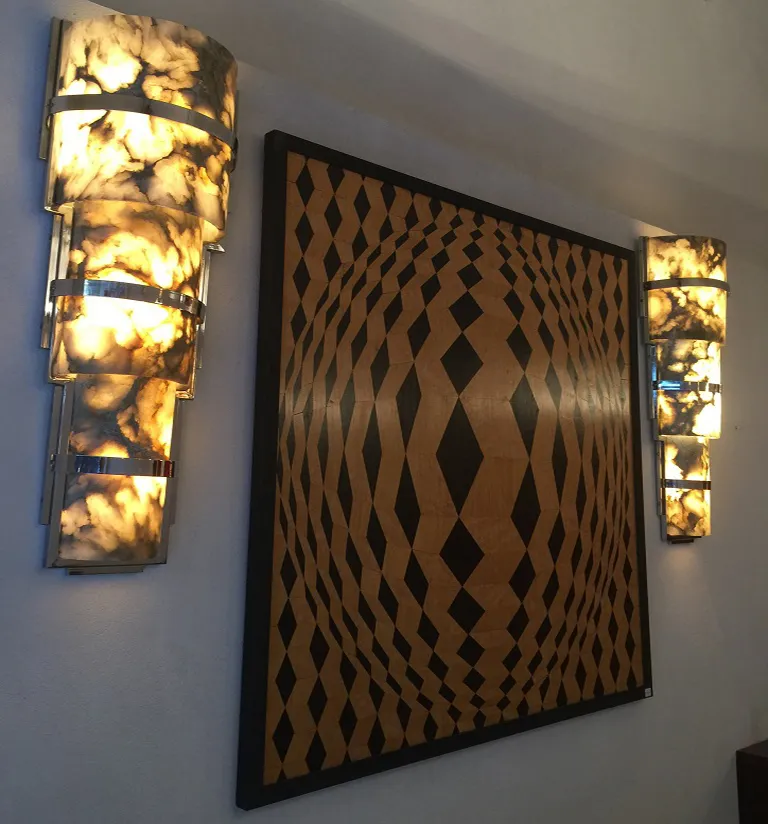 antigo par de luminárias com luz suave em ambiente elegante