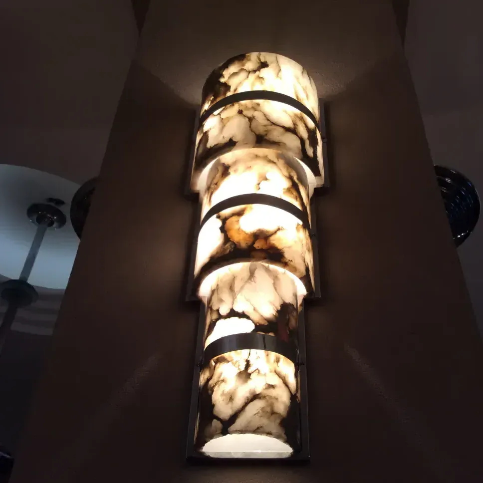 schöne antike Wandleuchter mit warmem Licht an einer neutralen Wand