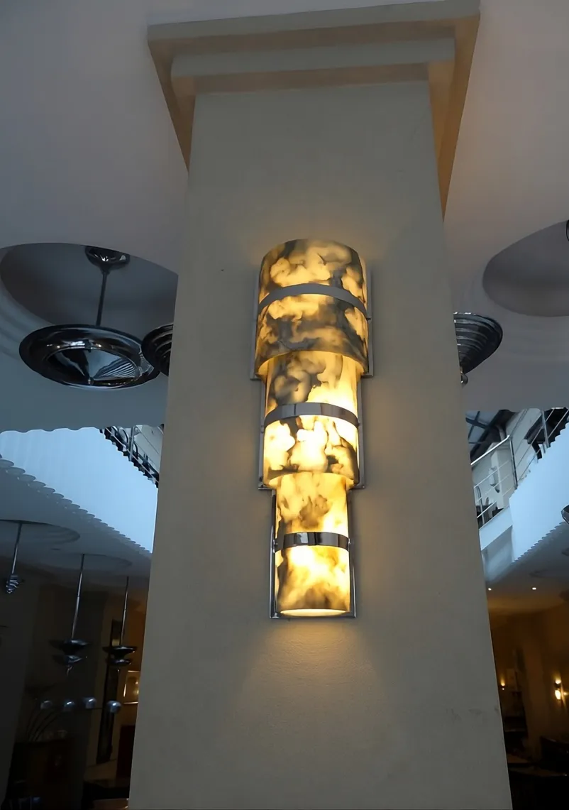 Antica coppia di applique con toni dorati, decorative ed eleganti, in un ambiente moderno.