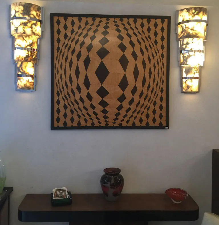 Par de apliques antiguos con diseño art deco iluminando una sala