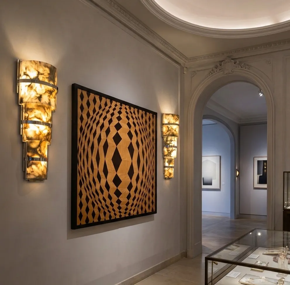 दीवार पर दो प्राचीन स्कोनस सेट आर्ट डेको शैली में