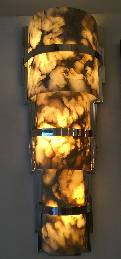 antike Paar Wandleuchter mit warmem Licht, eleganter Stil. Neutraler Hintergrund.