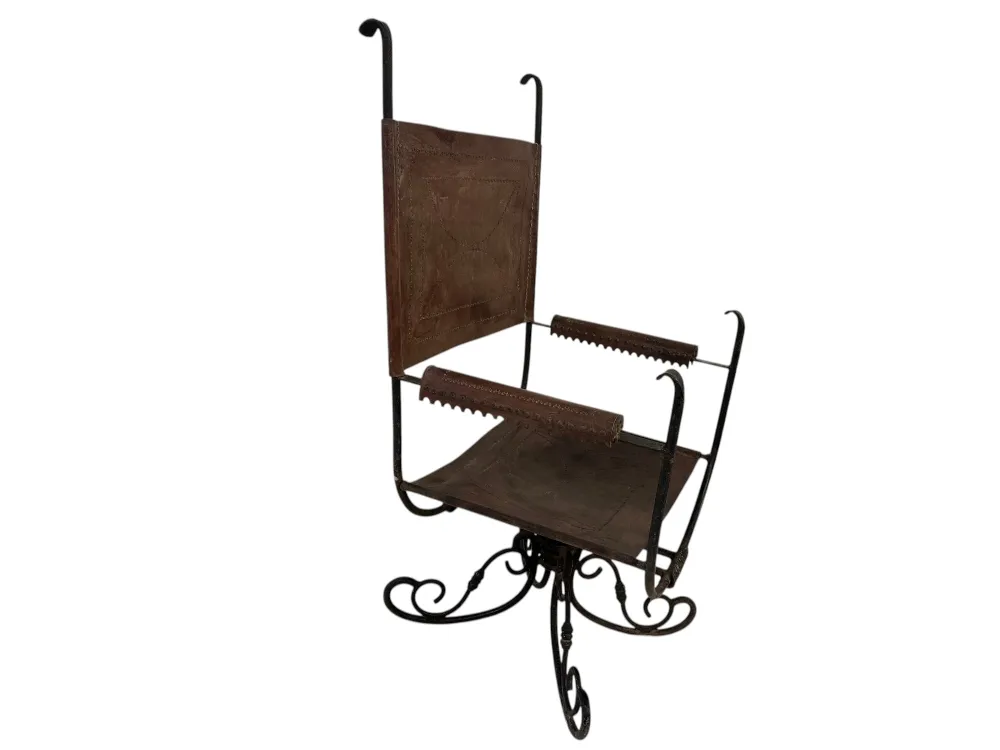 Antikes Art Deco Sessel mit dekorativem und elegantem Design.