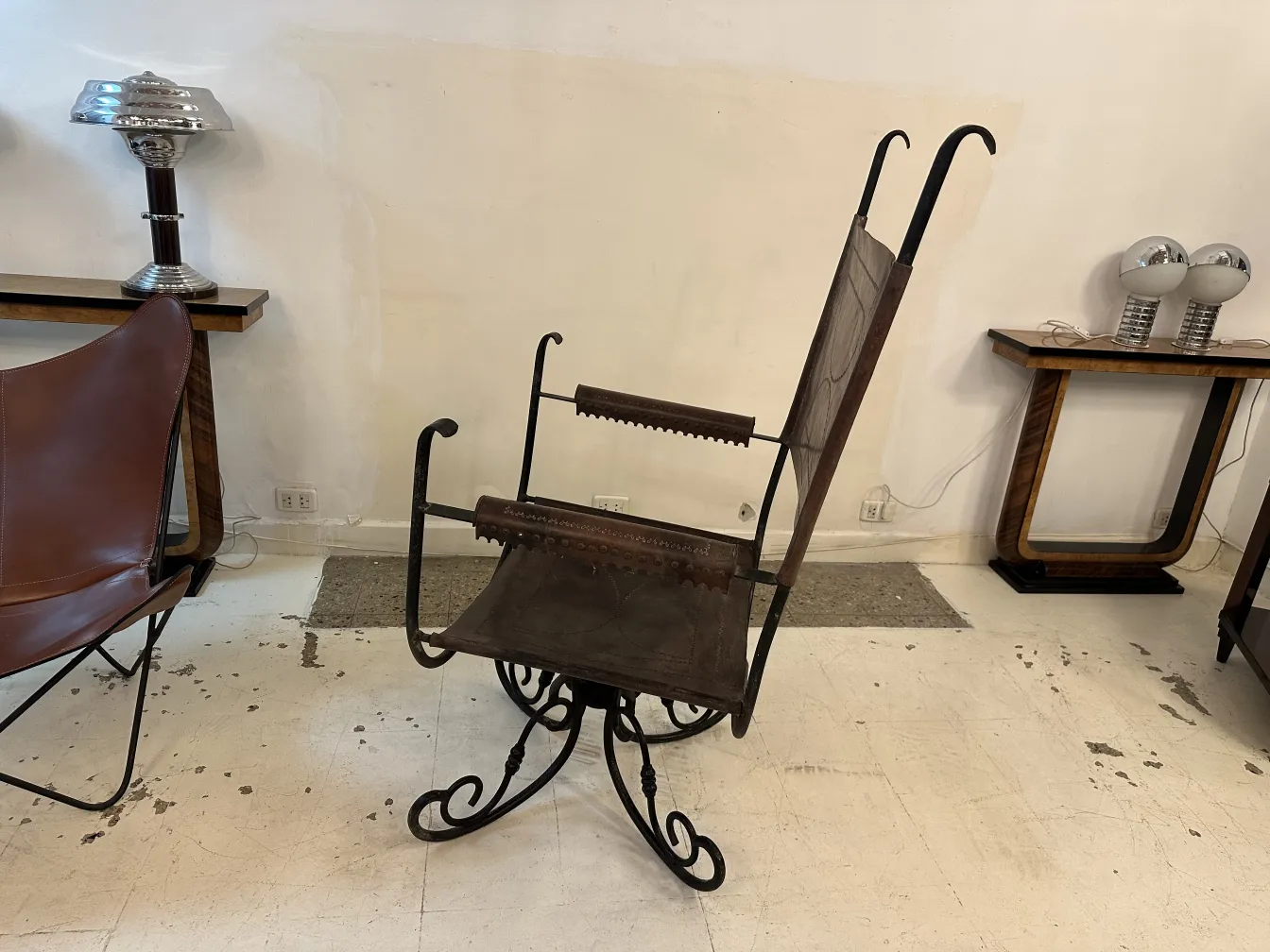 Sillón antiguo Art Deco con estructura única en un ambiente contemporáneo.