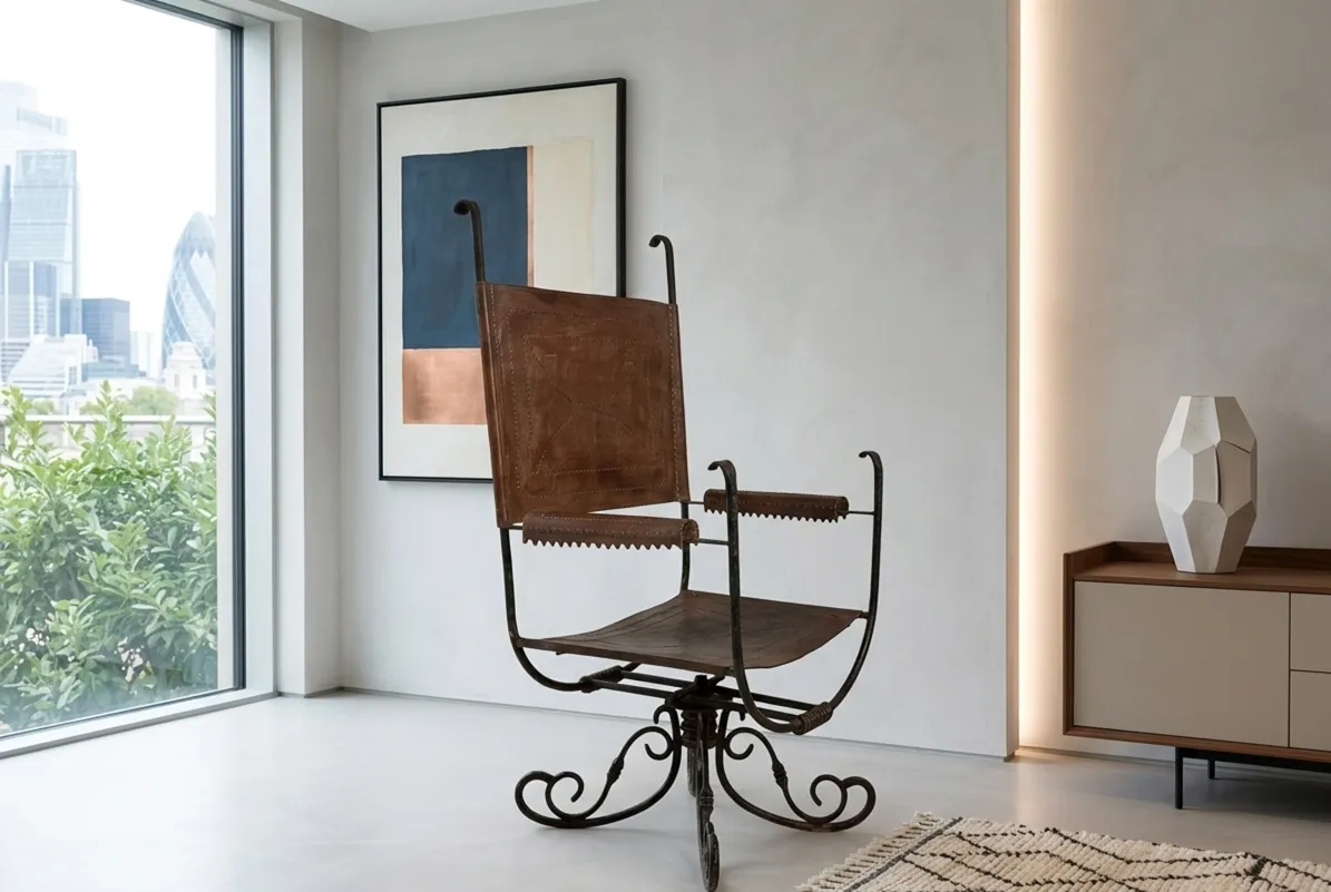 Fauteuil ancien art deco avec structure complexe et dossier distinct dans un cadre moderne.