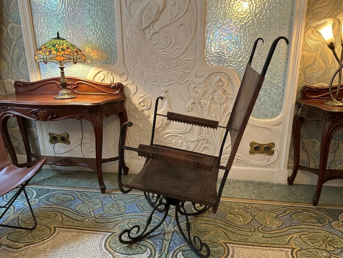 Poltrona antiga Art Deco com design elegante e singular, fundo suavemente iluminado