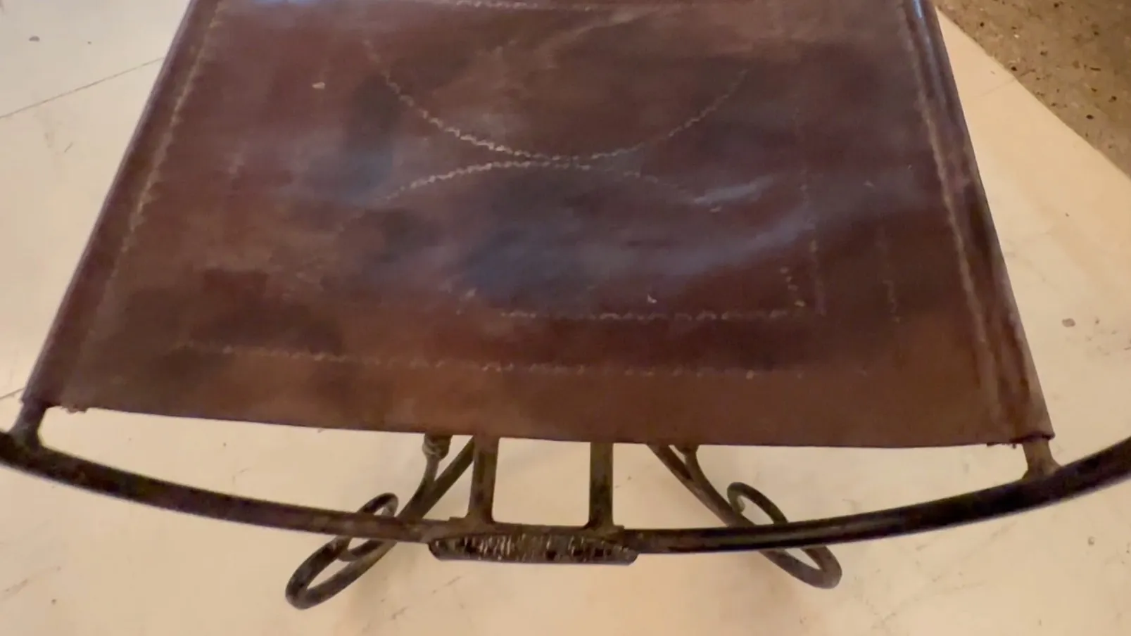 fauteuil ancien art deco avec un design élégant et des lignes douces