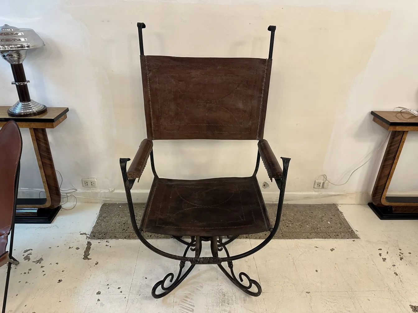 Fauteuil antique Art Deco, avec une structure unique et un design élégant. Parfait pour les environnements classiques.