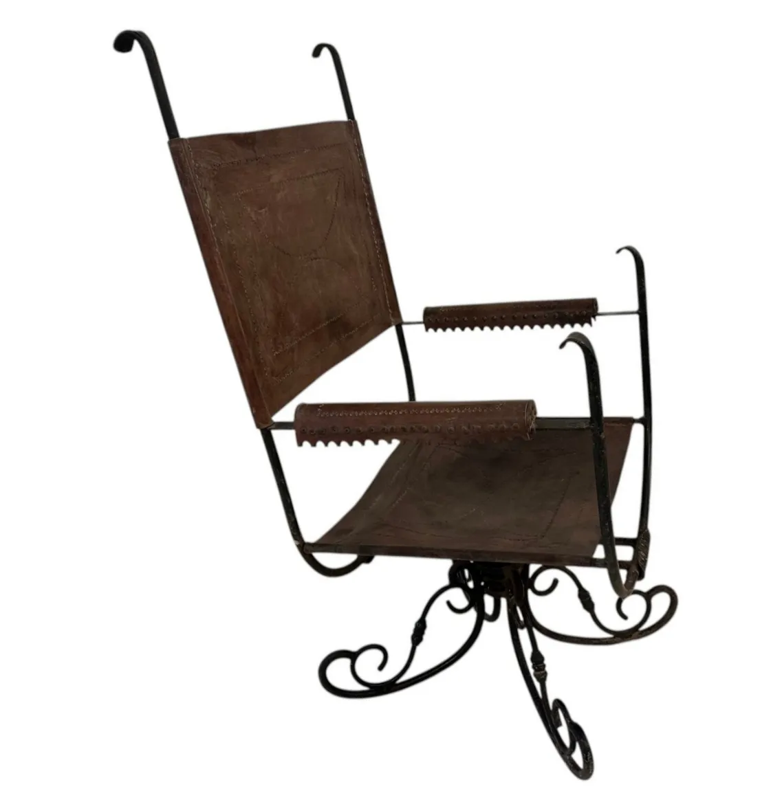 Poltrona antica in stile Art Deco con base decorativa.