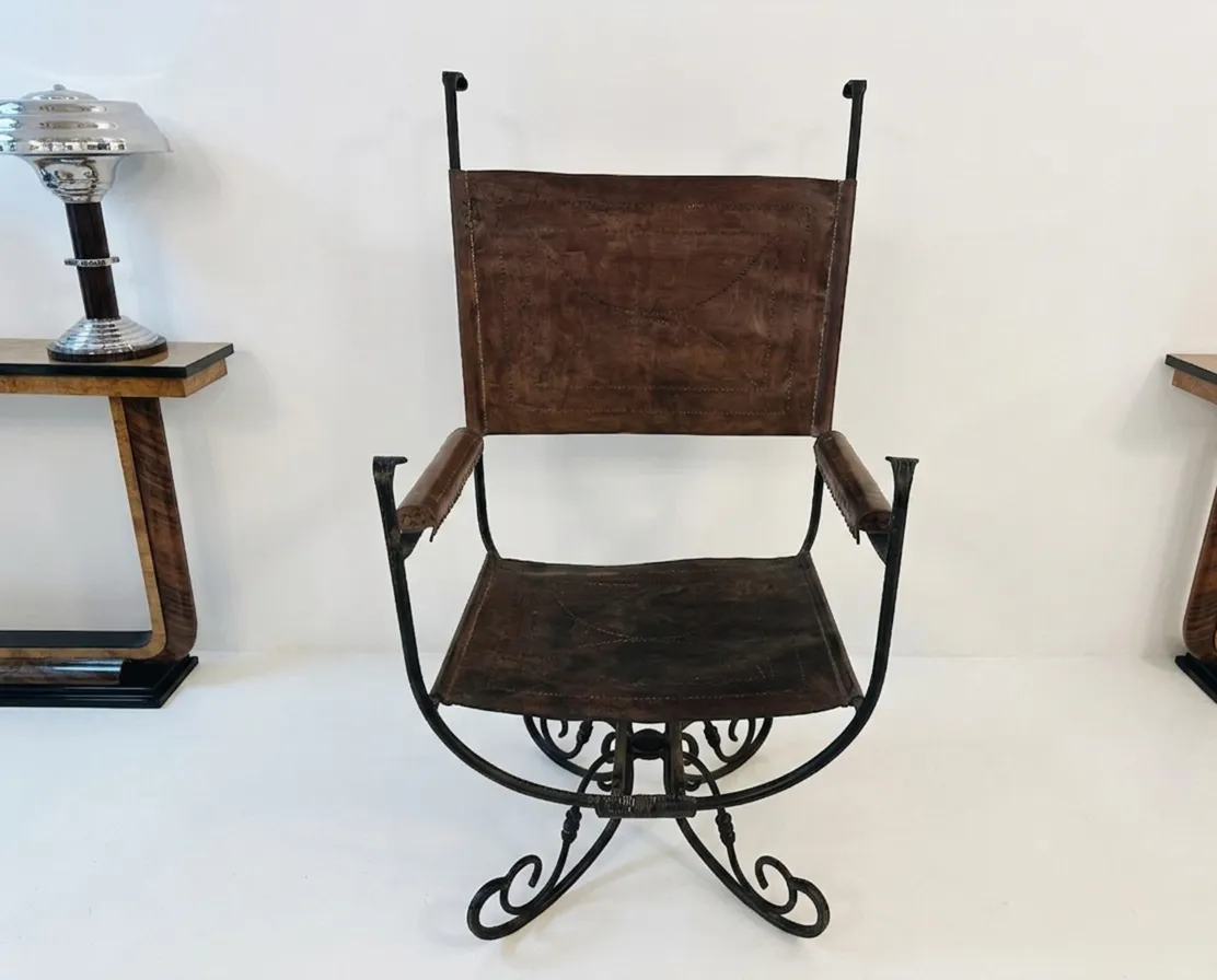 Antiker Sessel im Art Deco Stil mit elegantem Design