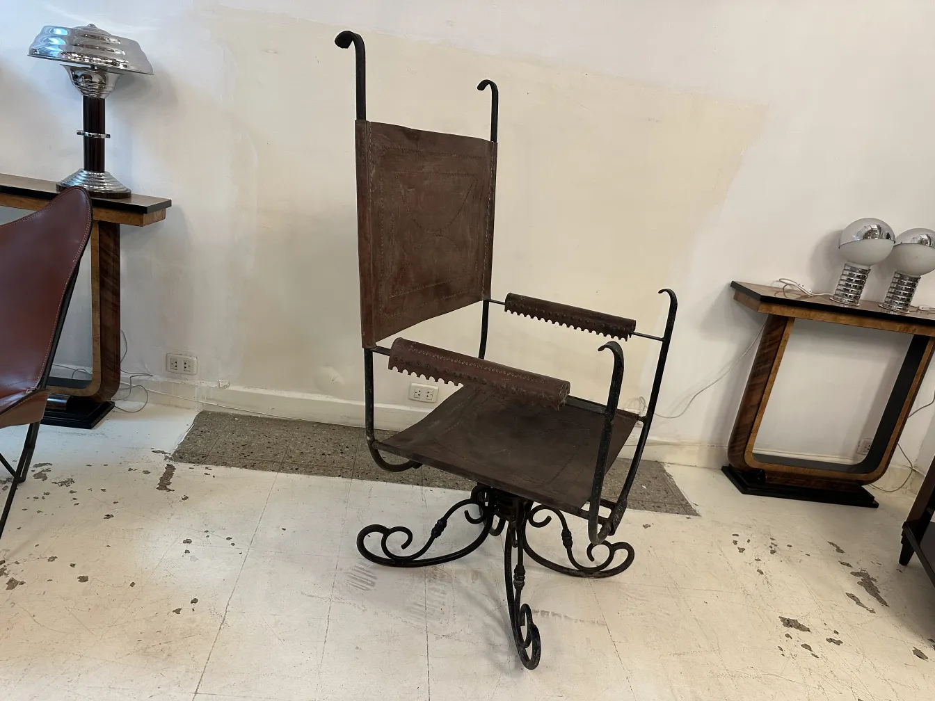 Poltrona antica con dettagli distintivi in stile art déco