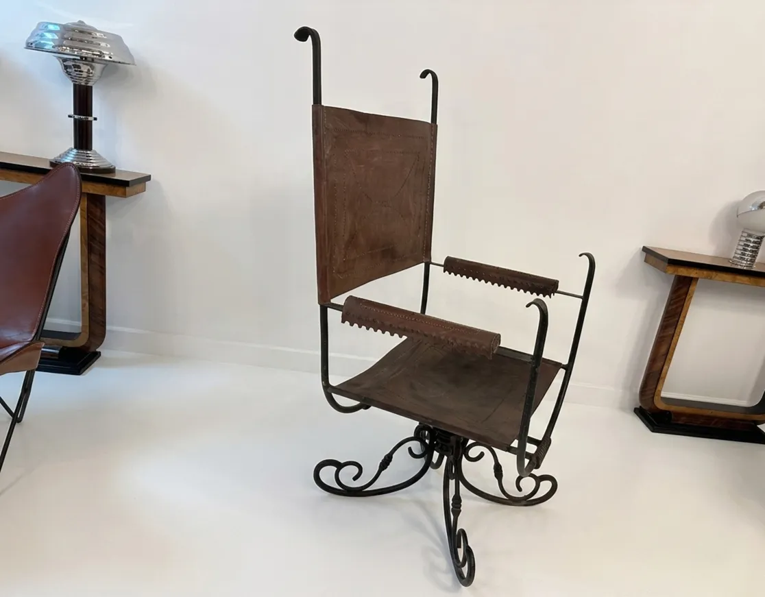 Antikes art deco Sessel in modernem Umfeld