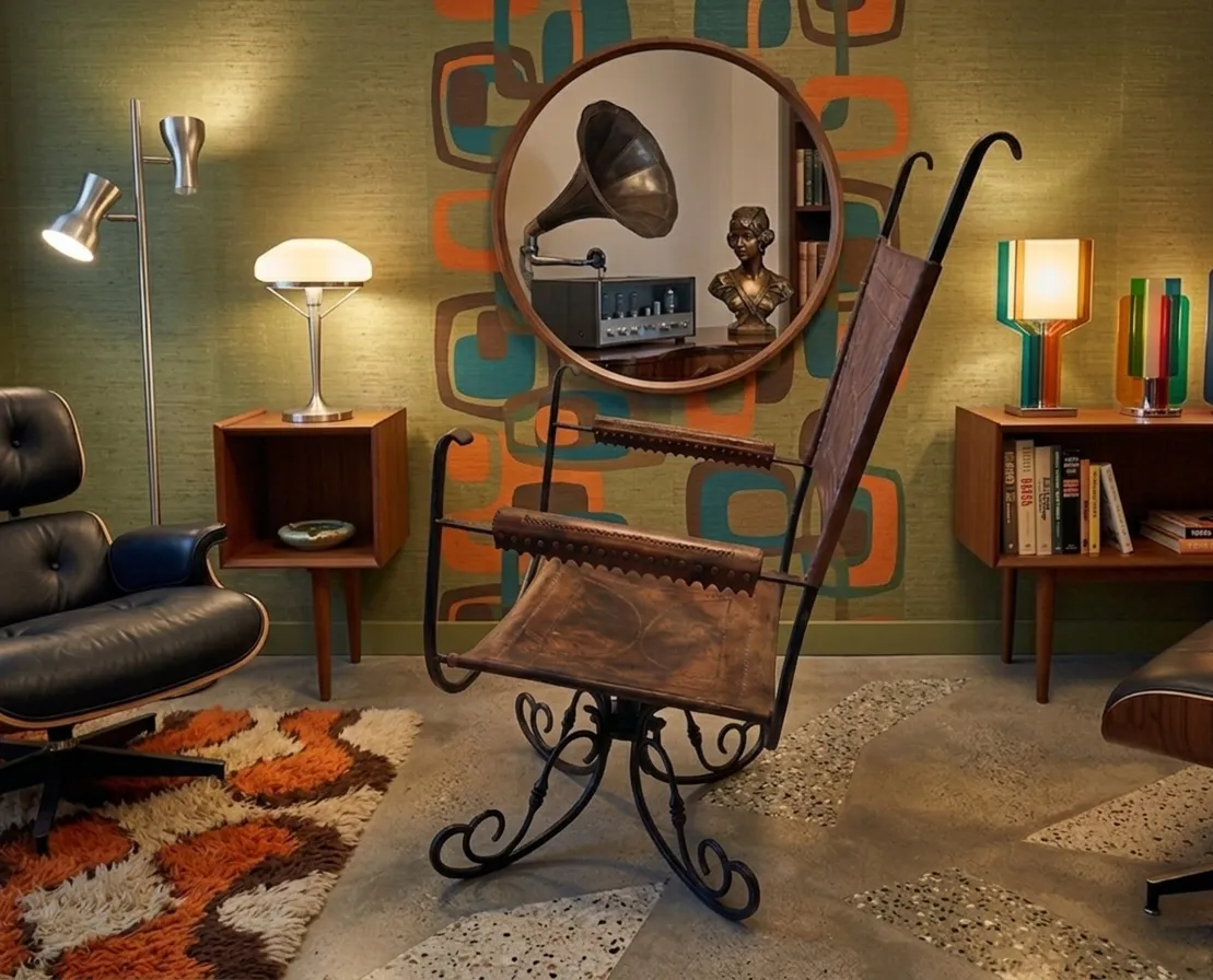 Fauteuil ancien avec design art déco dans une pièce moderne