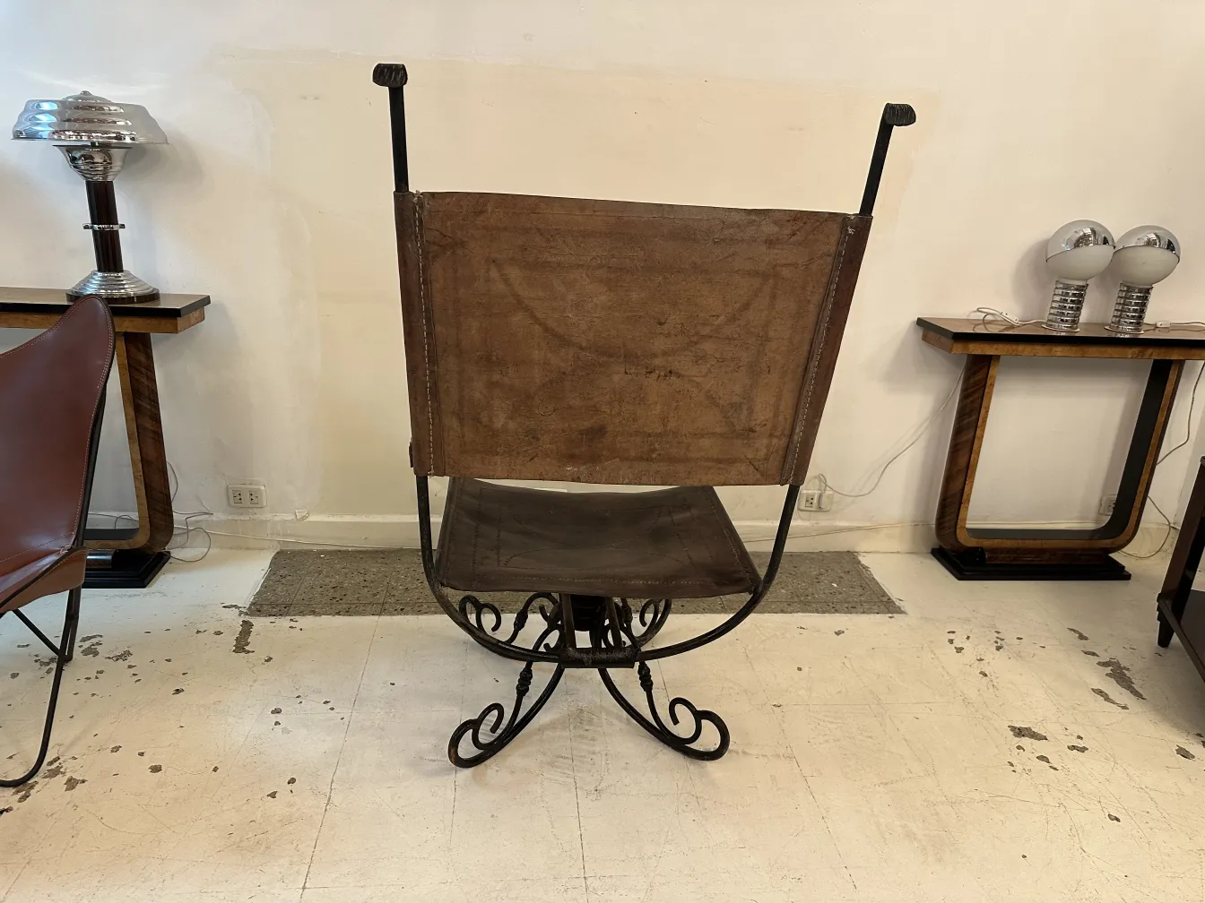 Fauteuil antique de style art déco, vue arrière, ambiance minimaliste