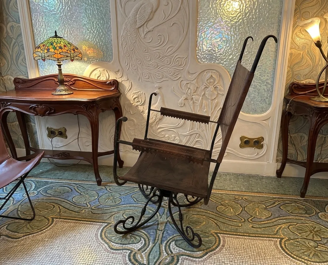 sillón antiguo de estilo art deco con decoración de forma única