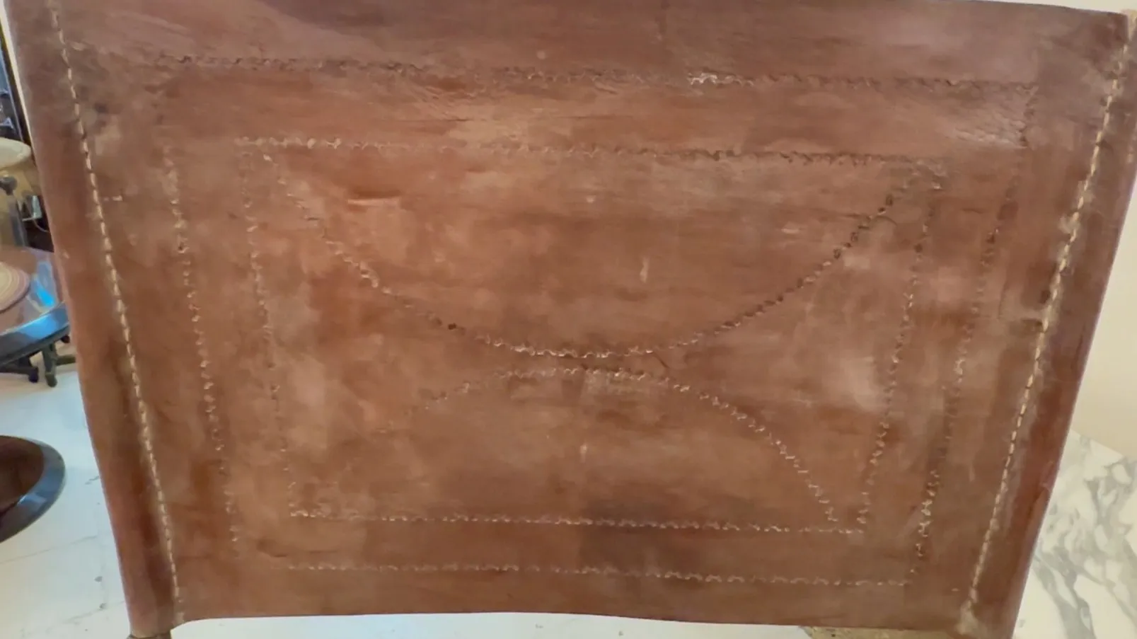 古董艺术装饰风格扶手椅，有可见缝线