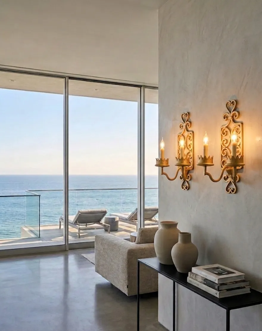 Старинные бра, светящие в современном интерьере